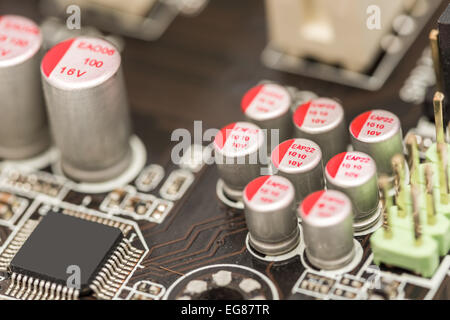 Chip di computer condensatori e resistori sulla scheda madre Foto Stock