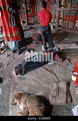 Pellegrini buddista prosternerà se stessi nella parte anteriore del Jokhang Tempio, Lhasa, in Tibet Foto Stock