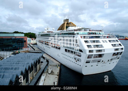 P & O crociera Oceana (77,499 TSL) accanto a Stavanger, Norvegia. Foto Stock