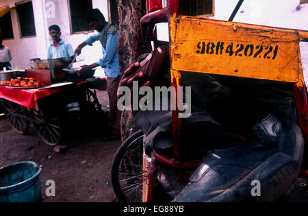 Le mani di un rickshaw conducente,dormire in strada a Delhi, India Foto Stock