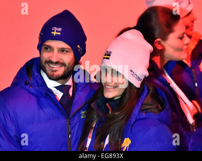 Falun, Svezia. 18 Febbraio, 2015. Il principe Carl Philip, duca di Värmland (l) e la sua fidanzata Sofia Hellqvist nella foto durante la cerimonia di apertura della FIS sci Nordico Campionati del Mondo 2015 di Falun, Svezia, 18 febbraio 2015. La FIS Nordic Ski World Championships 2015 avrà luogo a Falun dal 18 febbraio attraverso il 01 marzo 2015. Foto: Hendrik Schmidt/dpa/Alamy Live News Foto Stock