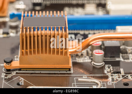 Chipset il dissipatore di calore sulla scheda madre del computer Foto Stock