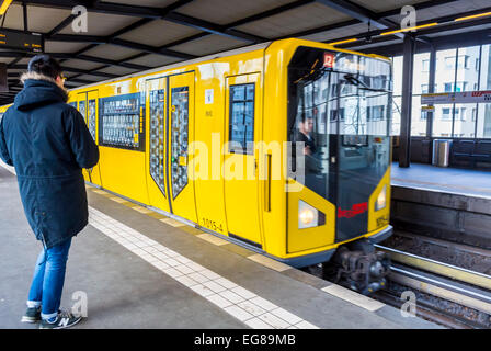 Berlino Germania, turisti cinesi sulla metropolitana, binario della metropolitana con ingresso del treno alla stazione, "Unter den Linden" Foto Stock