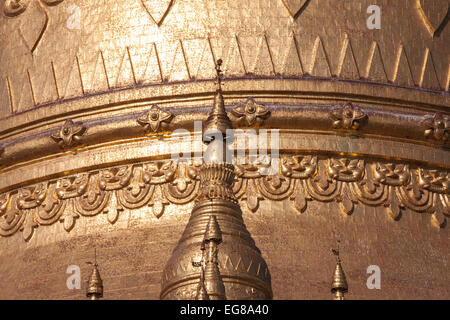 Oro stupa dorato a Shwezigon pagoda buddista, tempio pagano a,Bagan, birmania, myanmar. Foto Stock