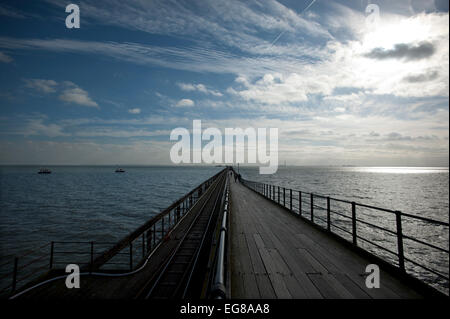 Southend Pier Southend-on-Sea, Essex, Inghilterra, Regno Unito. 18 feb 2015 Il piacere più lungo molo nel mondo a 1.34 miglia ( 2,16 km ) l Foto Stock