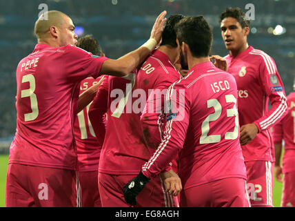 Gelsenkirchen (Germania). 18 Febbraio, 2015. Madrid è Cristiano Ronaldo celebra durante la Champions League Round di 16 partita FC Schalke 04 vs Real Madrid a Gelsenkirchen (Germania), 18 febbraio 2015. Foto: Federico Gambarini/dpa/Alamy Live News Foto Stock