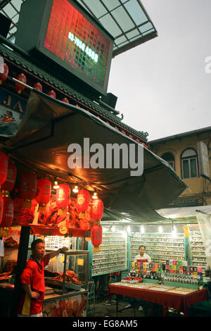 I fornitori di stallo ad ingresso a Petaling Street su crepuscolo nella Chinatown di Kuala Lumpur Foto Stock