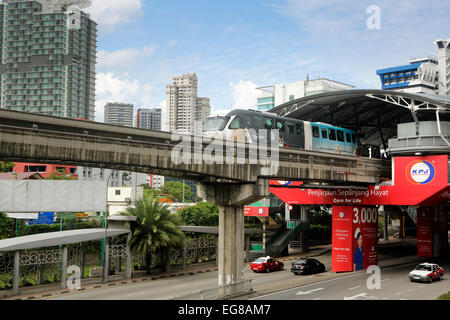 Treno monorotaia a Hang Tuah stazione di Kuala Lumpur in Malesia Foto Stock