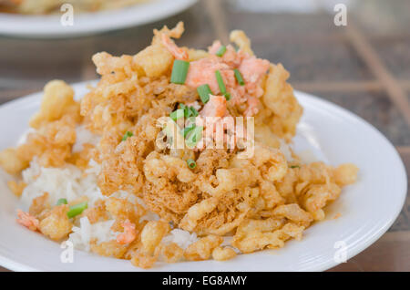 Croccante fritti uova sbattute frittata servita con riso al vapore Foto Stock