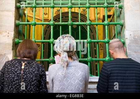 Tre persone ebree sono in preghiera davanti alla tomba del patriarca Abramo. Le tombe dei patriarchi situato sono a Hebron Foto Stock