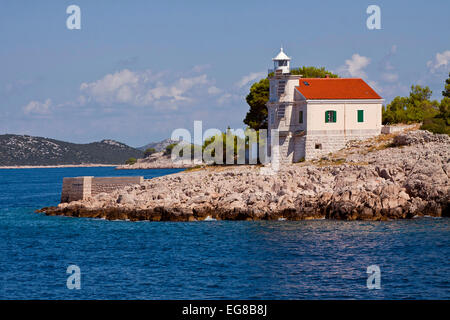 Croazia, faro di Prisnjak. Il faro è stato costruito nel 1886 su una piccola bella isola di Murter arcipelago. Foto Stock