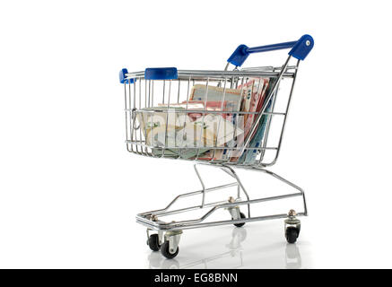 In metallo blu auto shopping riempito con denaro euro paper Foto Stock