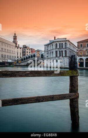 Canal Grande con il ponte di Rialto al tramonto, Venezia, Veneto, Italia Foto Stock