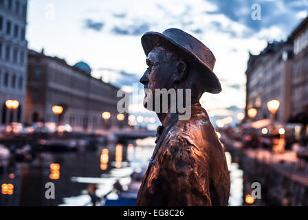 Trieste, Italia - James Joyce statua sul sentiero letterario sul Gran Canale al tramonto Foto Stock