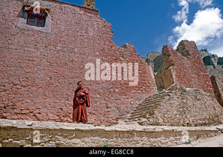 Monaco buddista tra le rovine del monastero di Ganden distrutto dalle guardie rosse nel 1966, Tibet, Regione autonoma, Cina Foto Stock