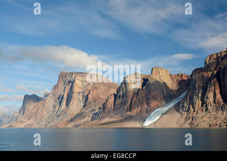 Isola Baffin, Nunavut, Canada, Costa mountaineous mostra glacier che fluisce nel mare, Agosto Foto Stock