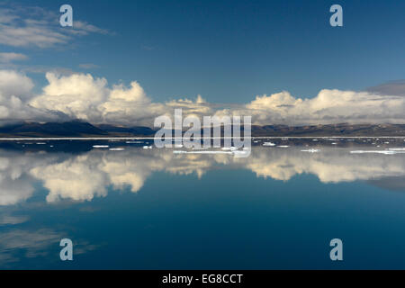 Isola Baffin, Nunavut, Canada, mostrando costa nel mare calmo, Agosto Foto Stock