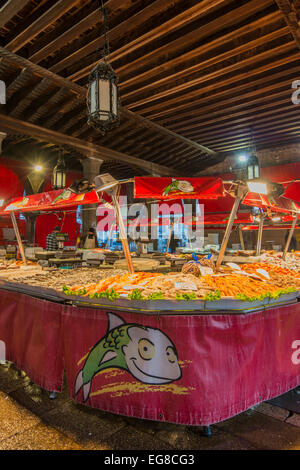 Il coperto Mercato del pesce di Rialto, Venezia, Veneto, Italia Foto Stock