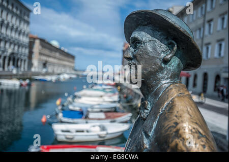 James Joyce statua sul sentiero letterario sul Gran Canale a Trieste, Italia Foto Stock