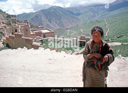 Pellegrino tra le rovine del monastero di Ganden distrutto dalle guardie rosse nel 1966, Tibet, Regione autonoma, Cina Foto Stock