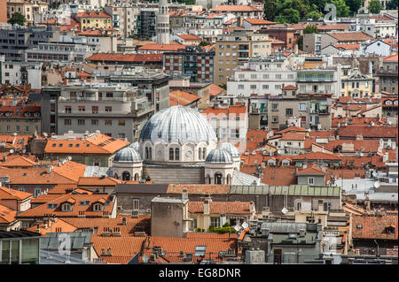 Trieste, Italia - La cupola dei serbo-ortodossa di San Spiridione chiesa, circondato dal rosso dei tetti di scandole. Foto Stock