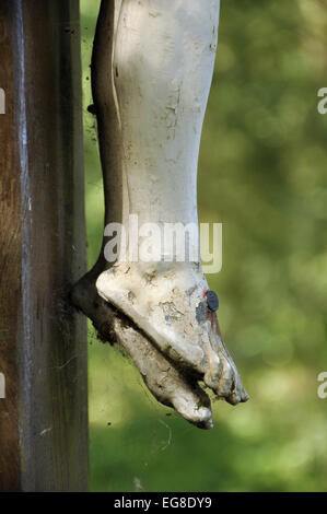 Dettaglio di un crocifisso. I piedi di Gesù Cristo inchiodato ad una croce di legno Foto Stock