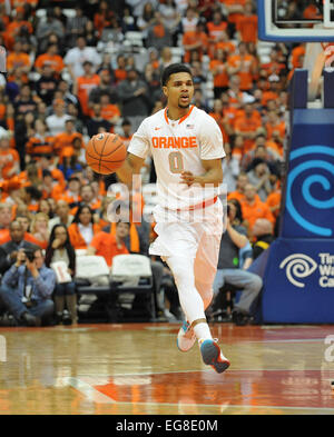 Syracuse, NY, STATI UNITI D'AMERICA. 18 Febbraio, 2015. Feb 18, 2015: Siracusa forwared Michael Gbinije #0 durante la prima metà dell'azione come Siracusa Orange sconfitto il Louisville Cardinali 69-59 al Carrier Dome in Syracuse, New York. © csm/Alamy Live News Foto Stock