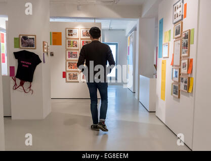 Berlino, Germania, museo d'arte dell'uomo cinese a piedi, visita all'interno del Museo Schwules, agli archivi LGBT, da dietro Foto Stock