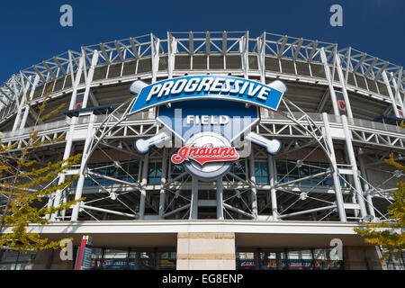 Campo progressiva segno (©PROGRESSIVE CORP 2008) Cleveland Indians Baseball Stadium (©HOK Sport 2016) downtown Cleveland Ohio USA Foto Stock