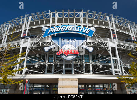 Campo progressiva segno (©PROGRESSIVE CORP 2008) Cleveland Indians Baseball Stadium (©HOK Sport 2016) downtown Cleveland Ohio USA Foto Stock