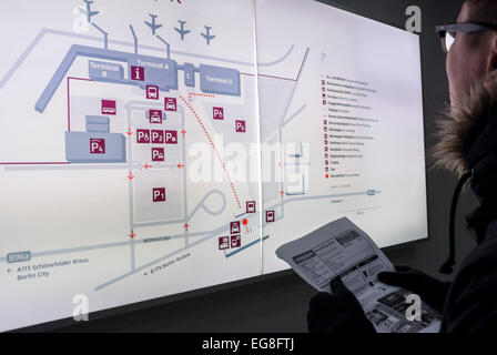 Berlino, Germania, passeggeri, turista asiatico, guardando la mappa all'interno del corridoio presso l'aeroporto Schonefeld SXF, metropolitana, stazione ferroviaria, schermi turistici europei cinesi, mappa della metropolitana passeggeri Foto Stock