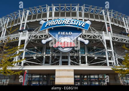 Campo progressiva segno (©PROGRESSIVE CORP 2008) Cleveland Indians Baseball Stadium (©HOK Sport 2016) downtown Cleveland Ohio USA Foto Stock