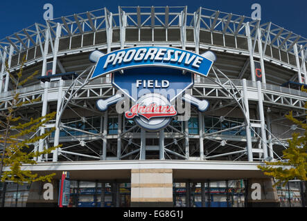 Campo progressiva segno (©PROGRESSIVE CORP 2008) Cleveland Indians Baseball Stadium (©HOK Sport 2016) downtown Cleveland Ohio USA Foto Stock