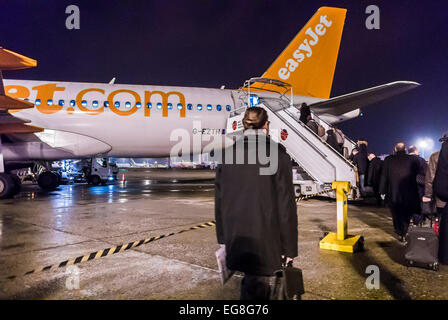 Parigi, Francia, piccola folla di persone, passeggeri che salgono all'esterno dell'aereo Vista notturna sull'asfalto dell'aeroporto di Orly, compagnia aerea 'Easy Jet », compagnia aerea low cost Foto Stock