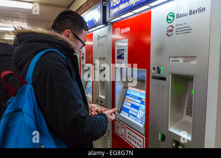 Berlino, Germania, metropolitana tedesca, metropolitana, metropolitana, turisti cinesi che acquistano biglietti al distributore automatico, stazione 'Schonefeld Airport' Foto Stock