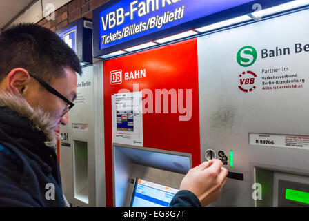 Berlino, Germania, metropolitana tedesca, metropolitana, metropolitana, turisti cinesi che acquistano i biglietti al distributore automatico, alla stazione di Schonefeld Airport » Foto Stock