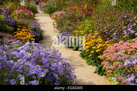 Sentiero di ghiaia con inizio autunno Boarder nel Giardino Inglese,Oxfordshire,Inghilterra Foto Stock