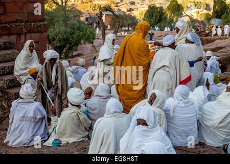 I pellegrini si raccolgono al di fuori Bete Maryam Chiesa, Lalibela, Etiopia Foto Stock