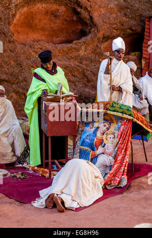 Una femmina di Pellegrino pregando in Bete Emmanuel Church, Lalibela, Etiopia Foto Stock