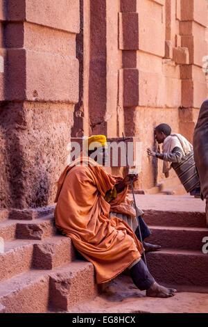 Pellegrini cristiani a Bete Emmanuel Chiesa al tempo di Natale, Lalibela, Etiopia Foto Stock