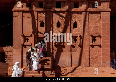 Pellegrini cristiani a Bete Abba Libanos chiesa (tempo di Natale), Lalibela, Etiopia Foto Stock