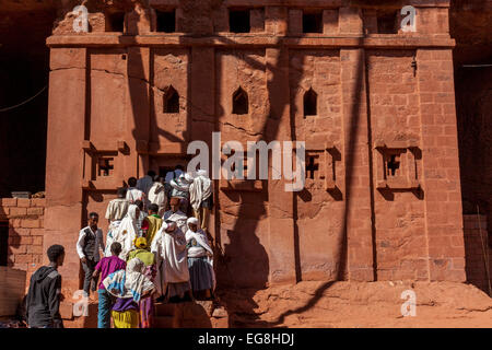 Pellegrini cristiani a Bete Abba Libanos chiesa (tempo di Natale), Lalibela, Etiopia Foto Stock