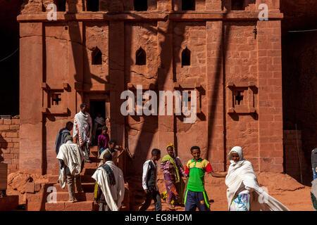 Pellegrini cristiani a Bete Abba Libanos chiesa (tempo di Natale), Lalibela, Etiopia Foto Stock