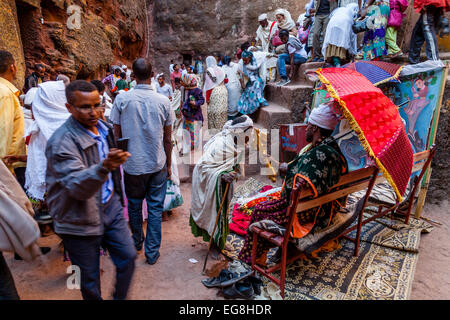 Pellegrini cristiani a Beite Giyorgis (Saint Georges) Chiesa al tempo di Natale, Lalibela, Etiopia Foto Stock