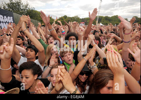 I ragazzi di scendere a Hadouken! Presso il Festival di minorenni Victoria Park East London. Foto Stock