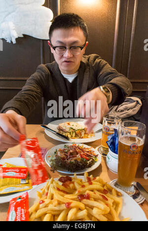 Berlino, Germania, Cinese Turistico pasti all'interno del German Bavarian Brasserie Restaurant, 'Maximilians Restaurant' diversi viaggiatori asiatici che cenano Foto Stock