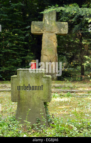 Una tomba pietra per un ignoto soldato tedesco a Dorenther Klippen, Ibbenburen, Germania Foto Stock