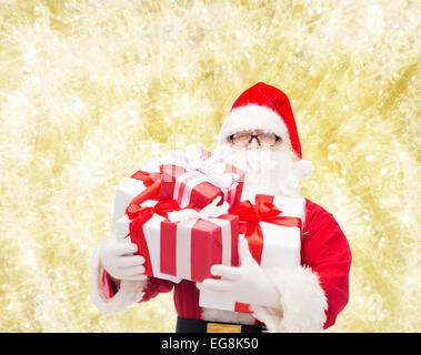 Uomo in costume di Babbo Natale con confezioni regalo Foto Stock
