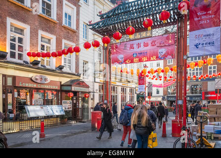 Gerrard Street, Londra Chinatown, 2015 Anno nuovo banner e decorazioni per celebrare l Anno della Pecora. Foto Stock