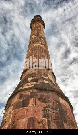 Grande minareto turco in Eger - Ungheria con nuvole. 40m alto Kethüda mináre Foto Stock